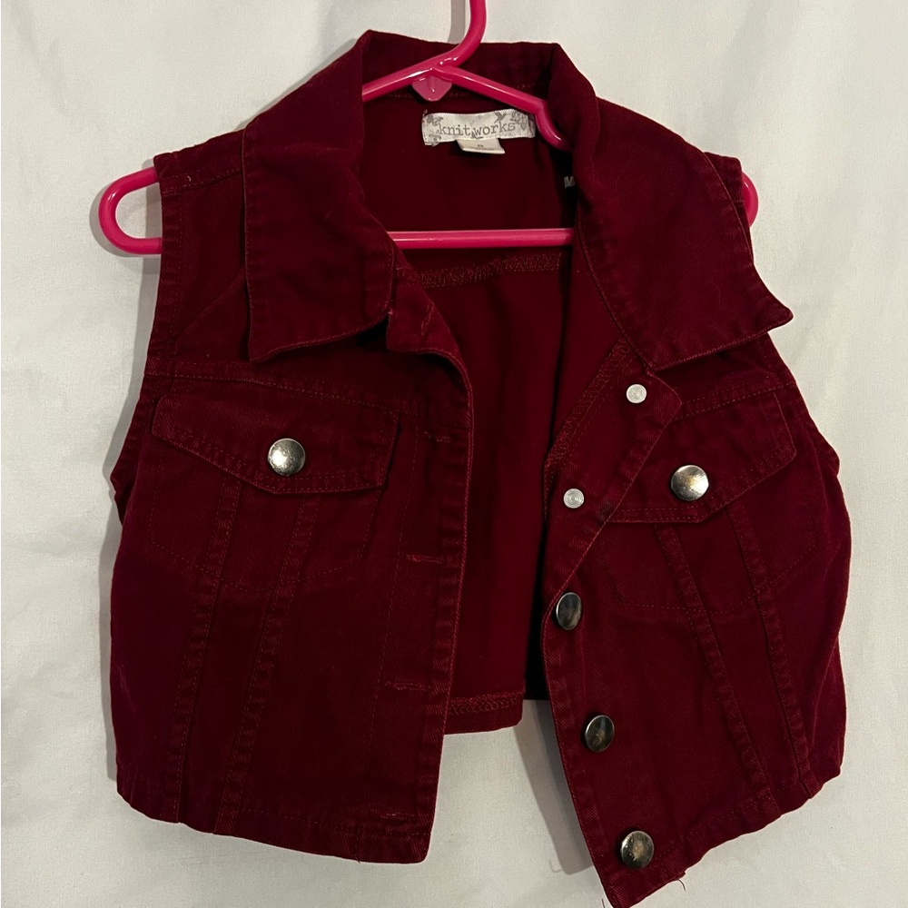 girls burgandy cropped Jean jacket. size small. never wore.